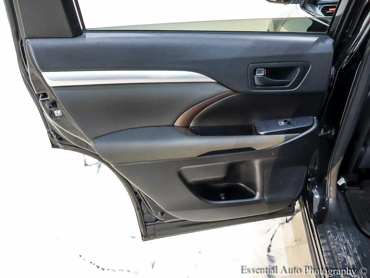 Used 2016 Toyota Highlander LE AWD/4WD image 25