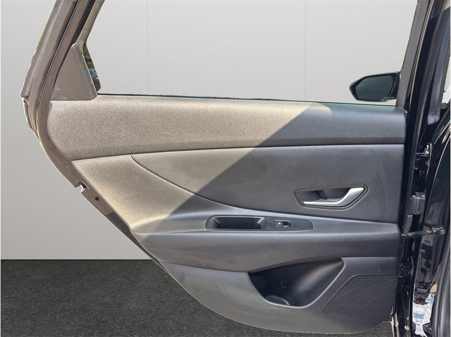 Used 2022 Hyundai Elantra SE FWD image 30