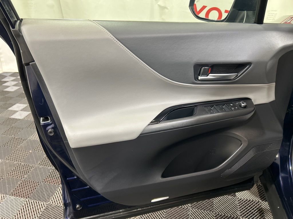 Used 2022 Toyota Venza LE image 19