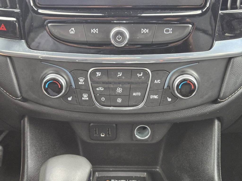 Used 2023 Chevrolet Traverse LT w/ Rear Camera Mirror Package FWD image 17