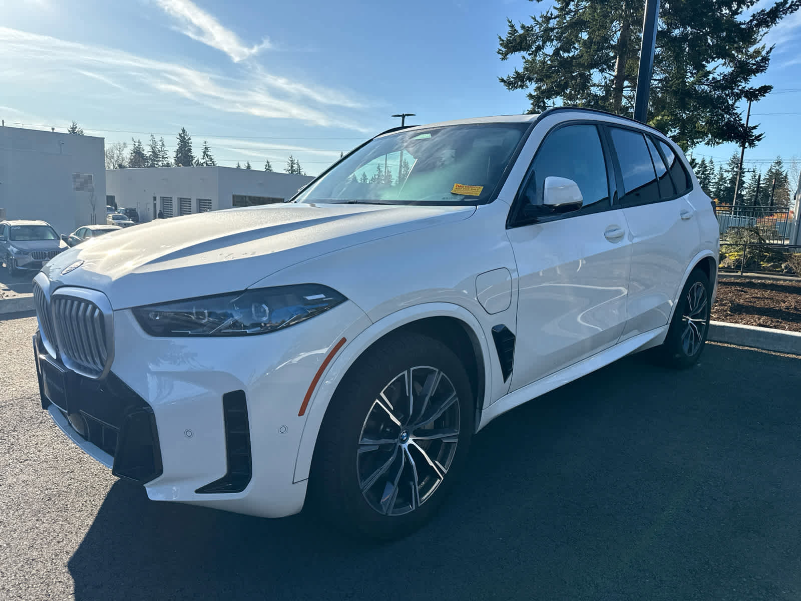 Used 2025 BMW X5 xDrive50e w/ M Sport Package image 3