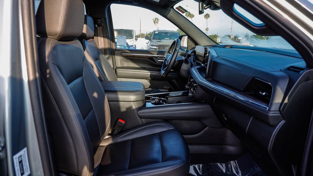 Used 2025 Chevrolet Tahoe Z71 AWD/4WD image 19