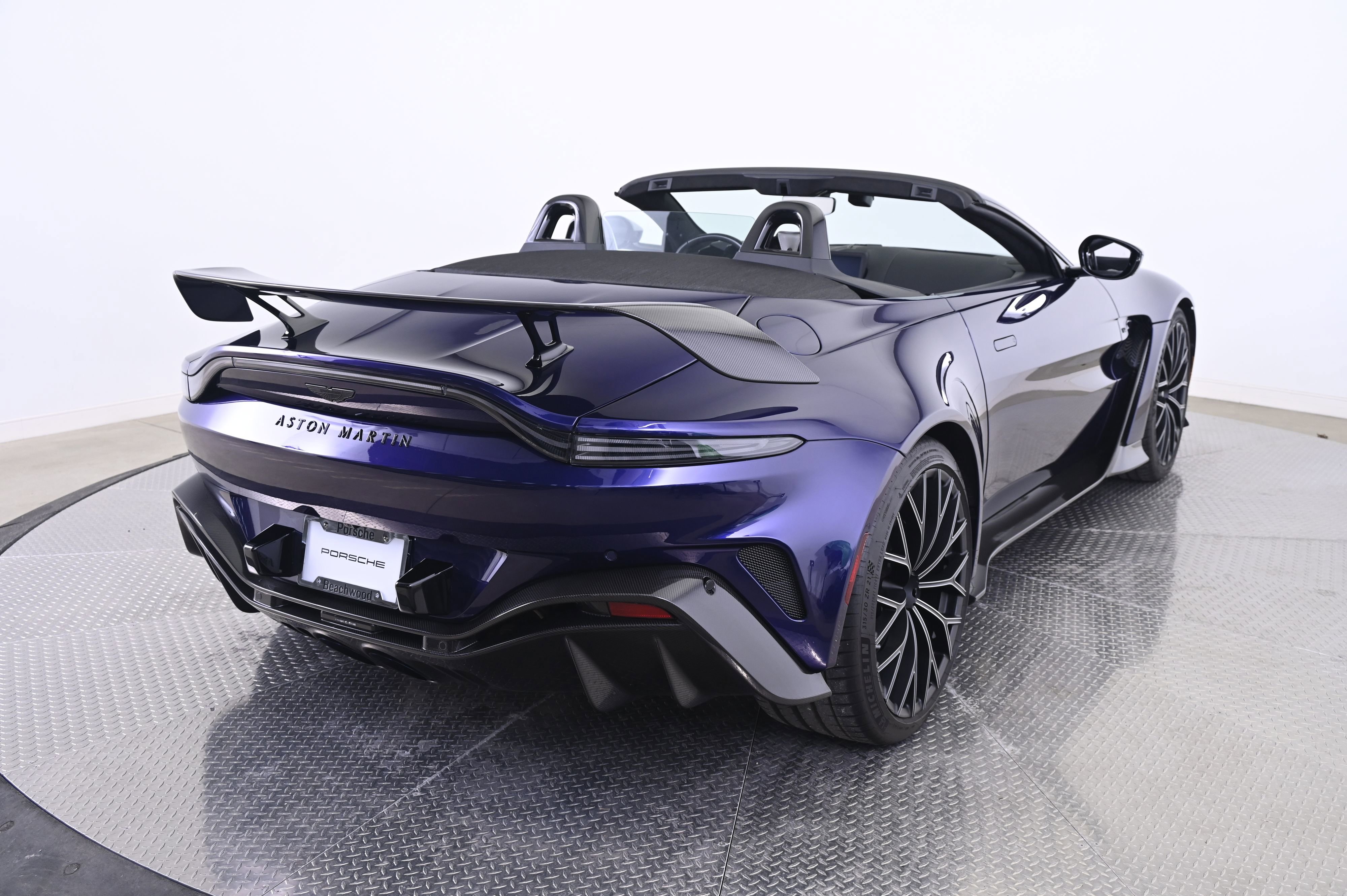 Used 2023 Aston Martin V12 Vantage Roadster image 7