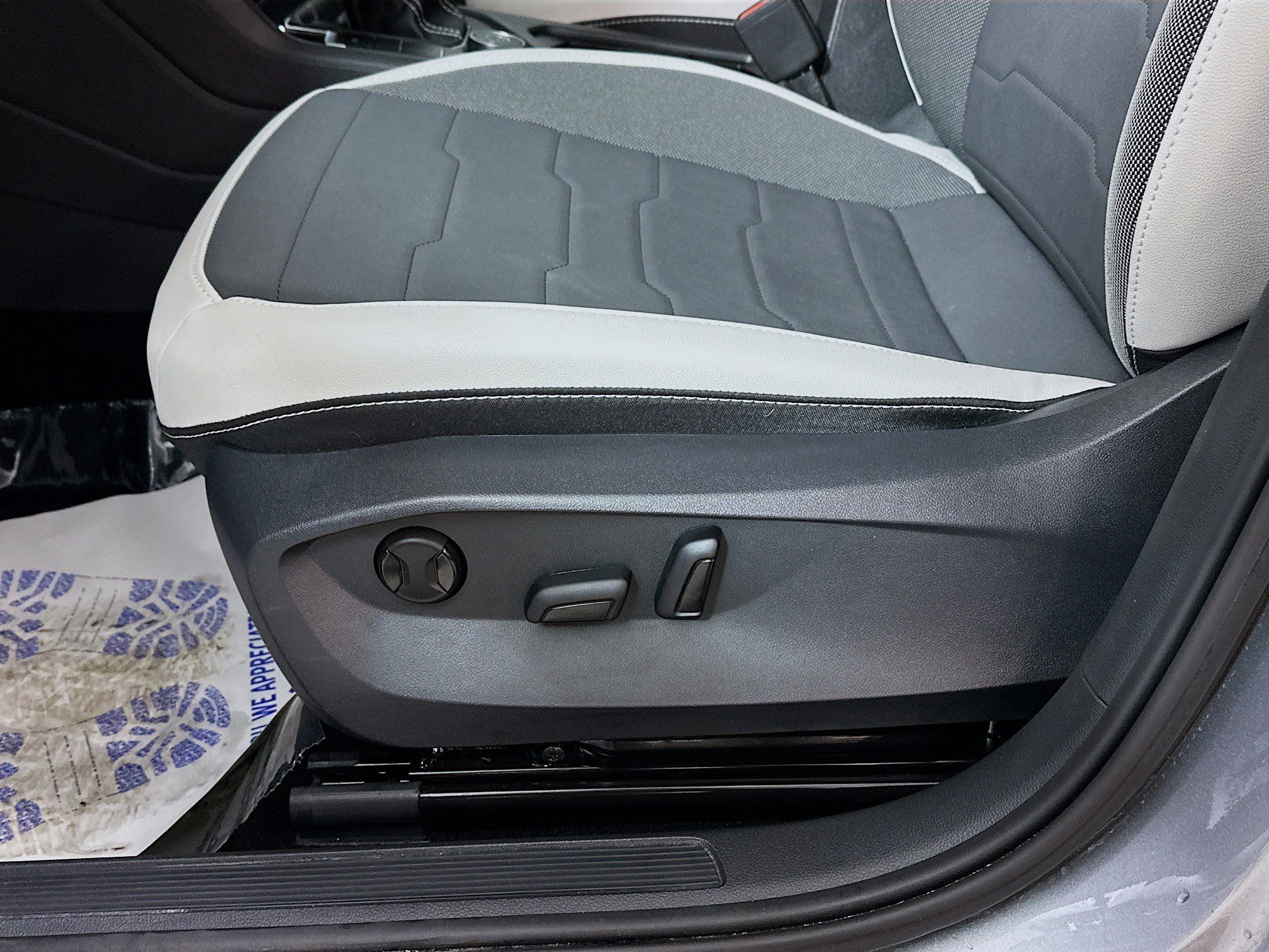 Used 2025 Volkswagen Taos SE w/ Panoramic Sunroof Package image 18