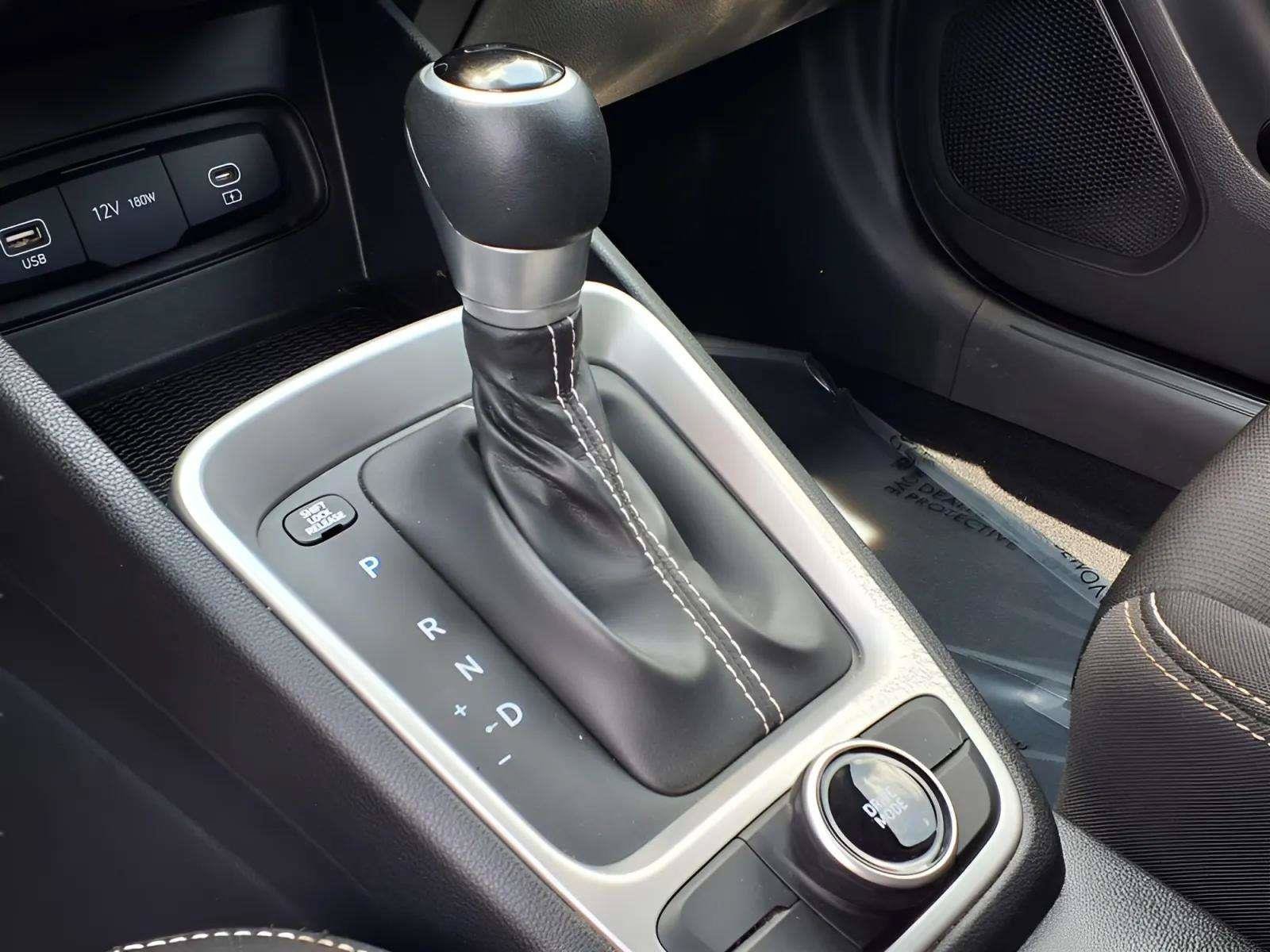 Certified 2024 Hyundai Venue SEL FWD image 17