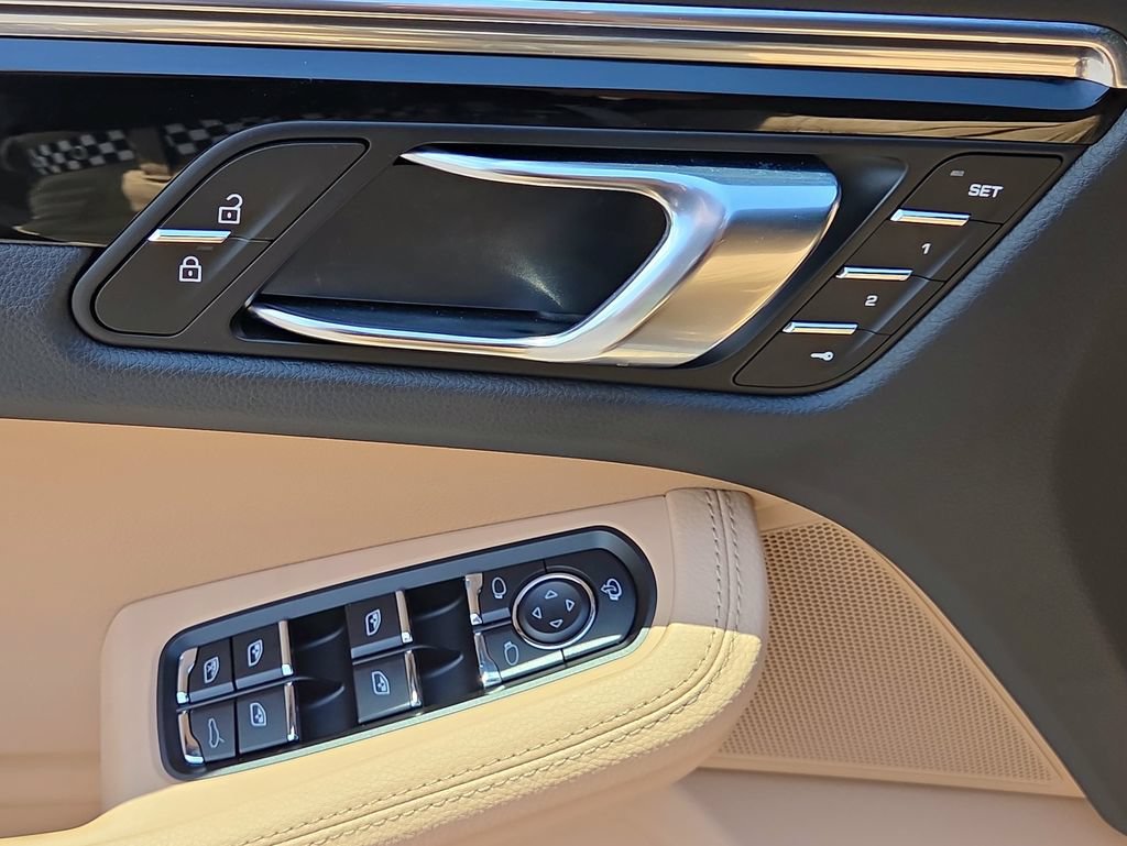 Certified 2026 Porsche Macan AWD/4WD image 7