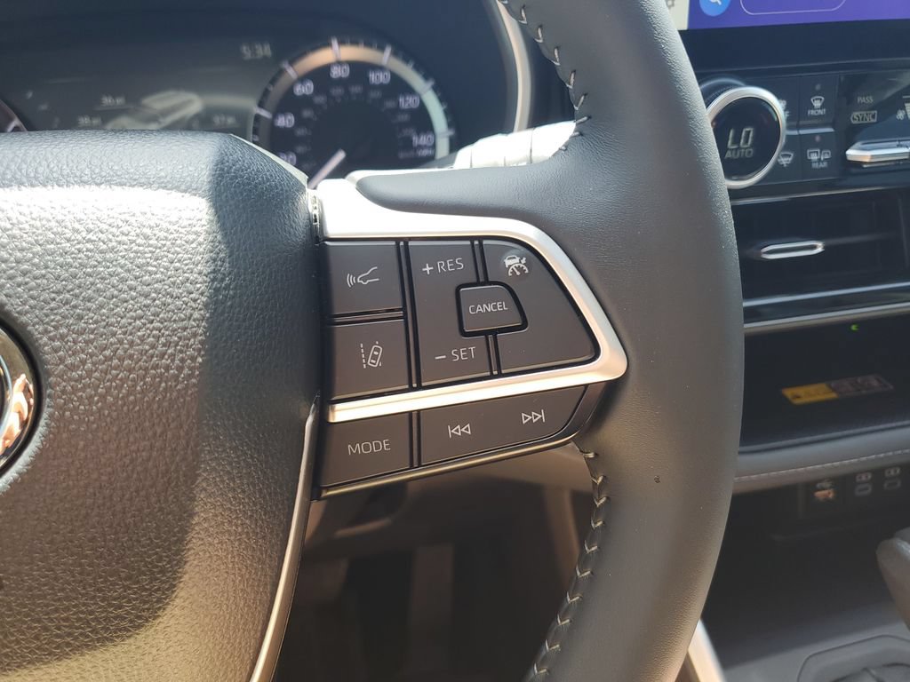 Used 2025 Toyota Highlander XLE FWD image 21