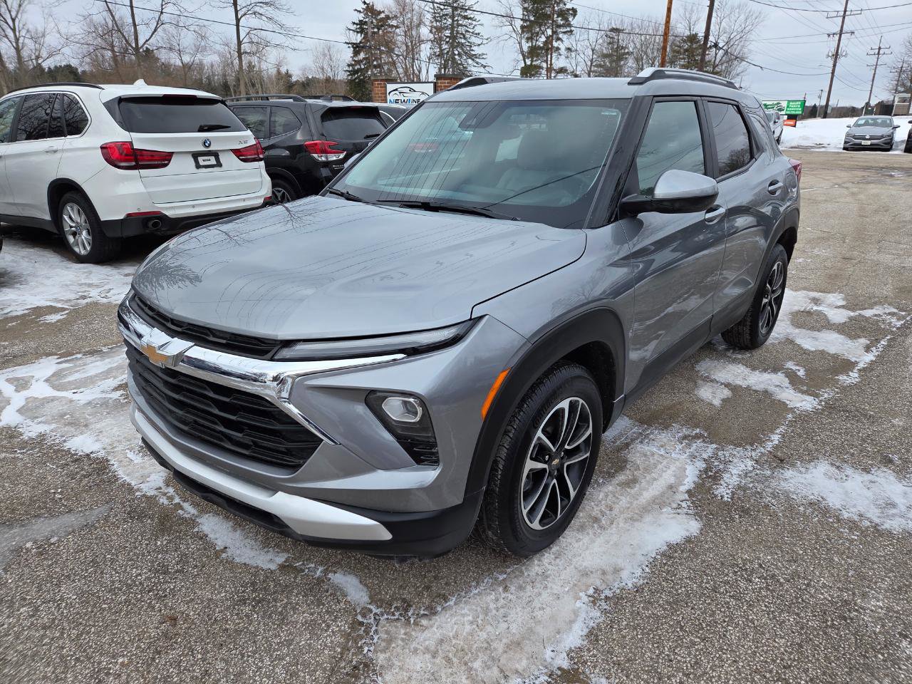 Used 2025 Chevrolet TrailBlazer LT w/ LT Cold Weather Package FWD image 3