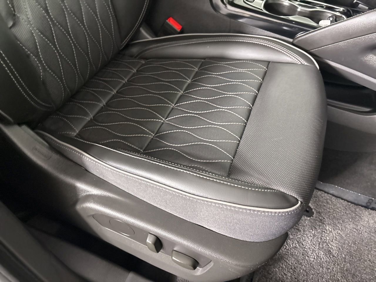 Used 2023 Buick Envision Avenir image 31