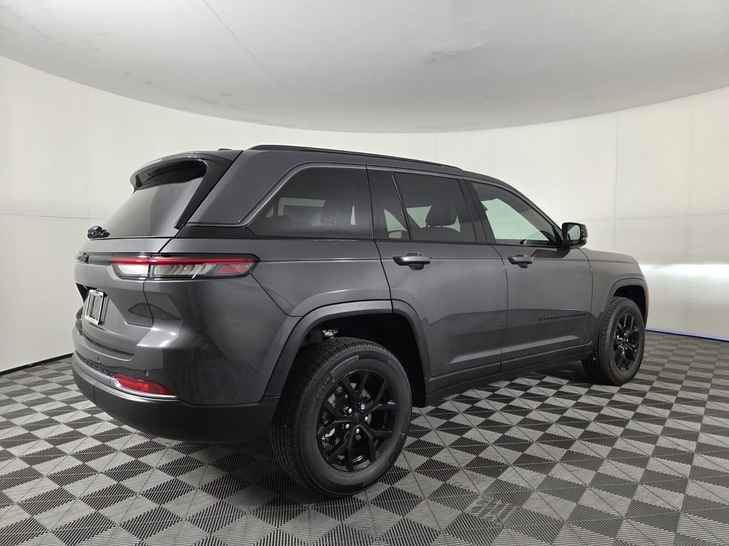 Used 2026 Jeep Grand Cherokee Altitude RWD image 4