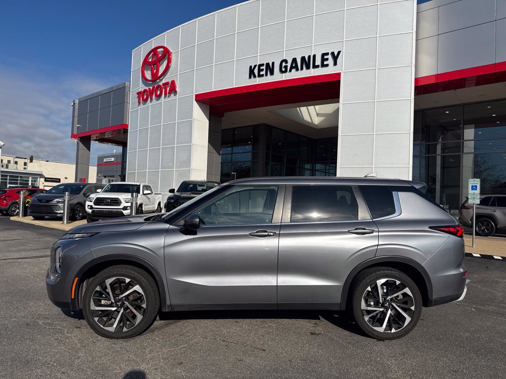 Used 2024 Mitsubishi Outlander SE AWD/4WD image 2