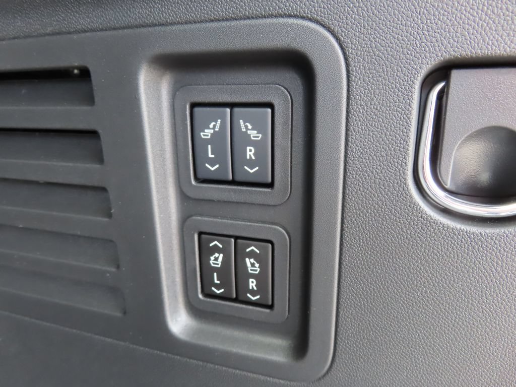 New 2026 Chevrolet Traverse RS w/ LPO, Floor Liner Package AWD/4WD image 22