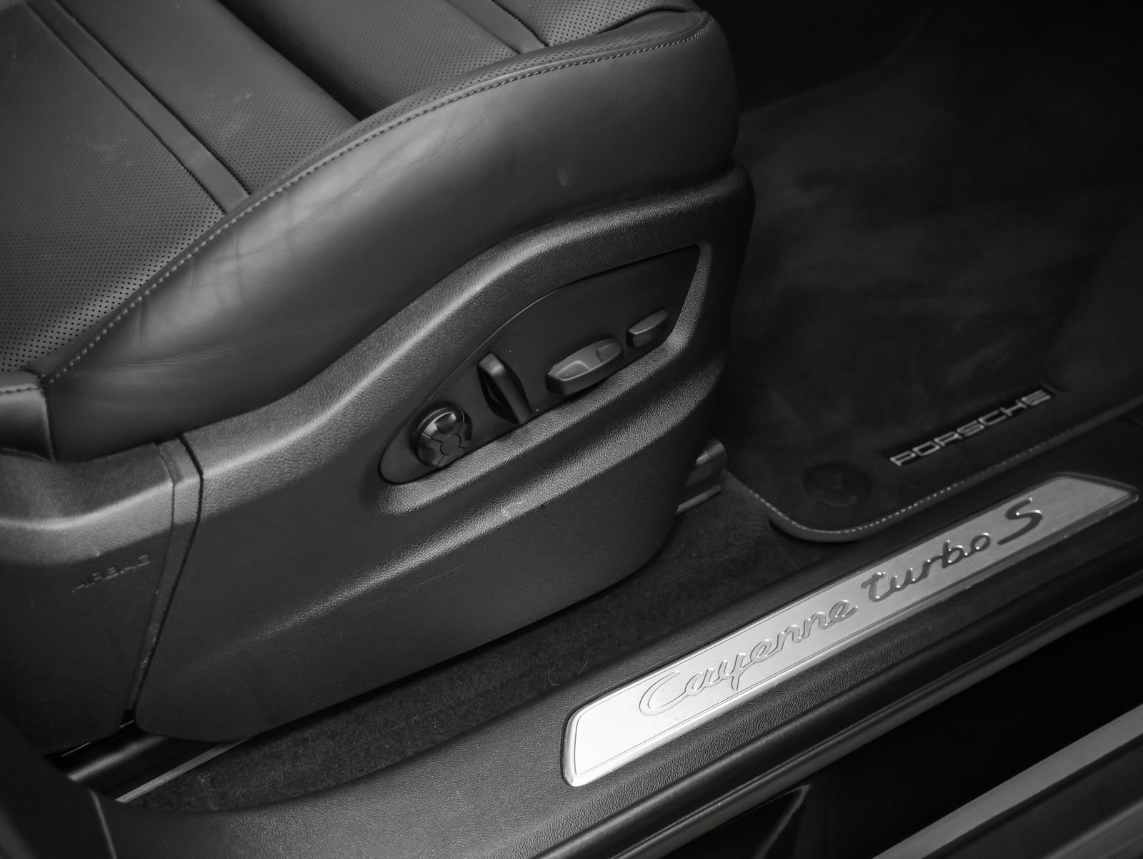 Certified 2023 Porsche Cayenne Turbo S AWD/4WD image 24