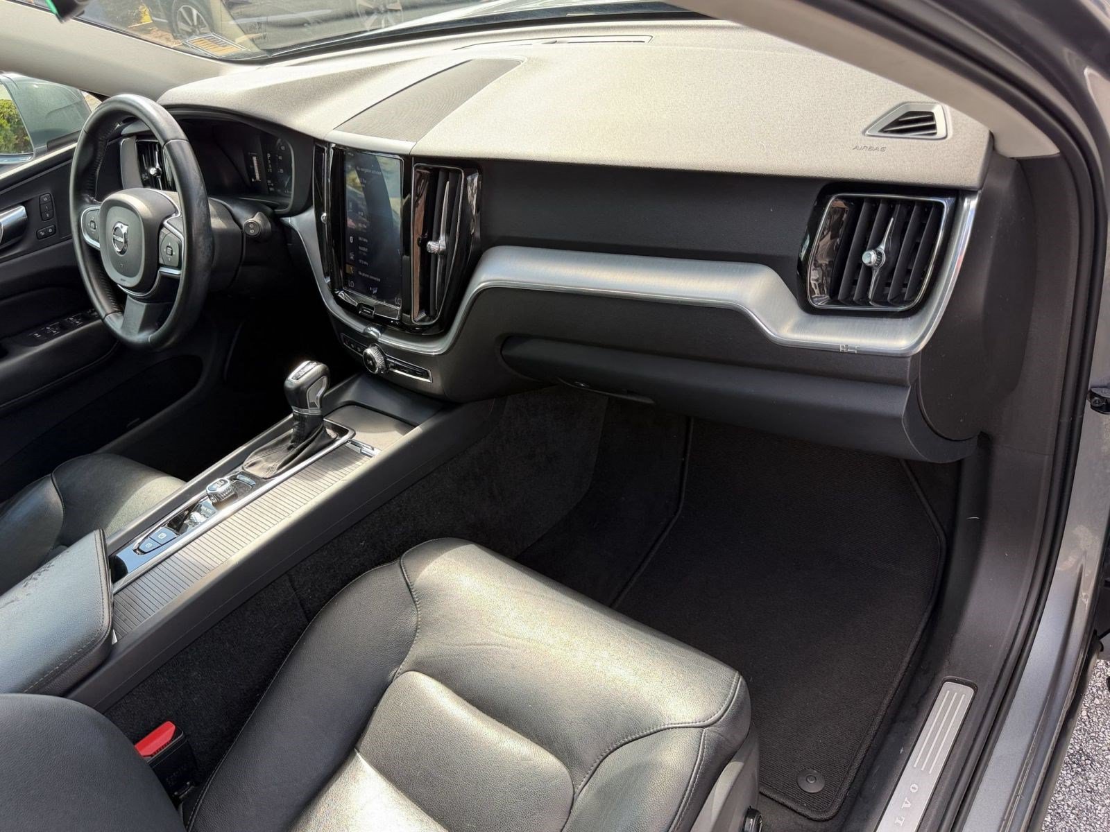 Used 2019 Volvo XC60 T5 Momentum w/ Premium Package FWD image 31