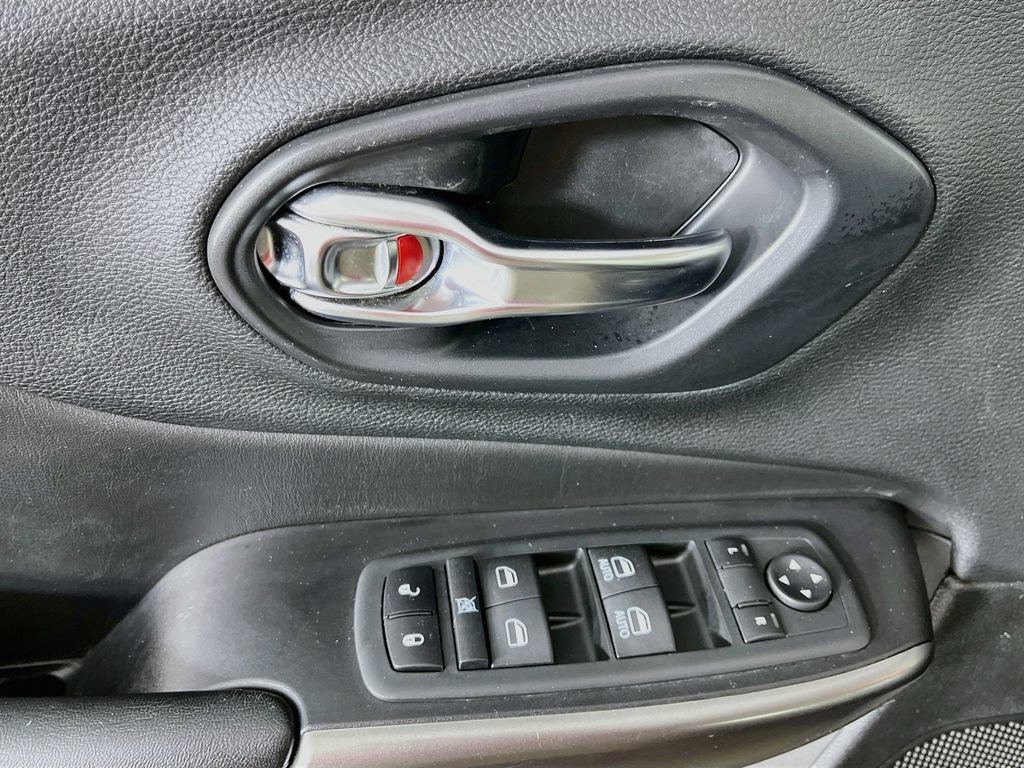 Used 2020 Jeep Cherokee Latitude Plus FWD image 24