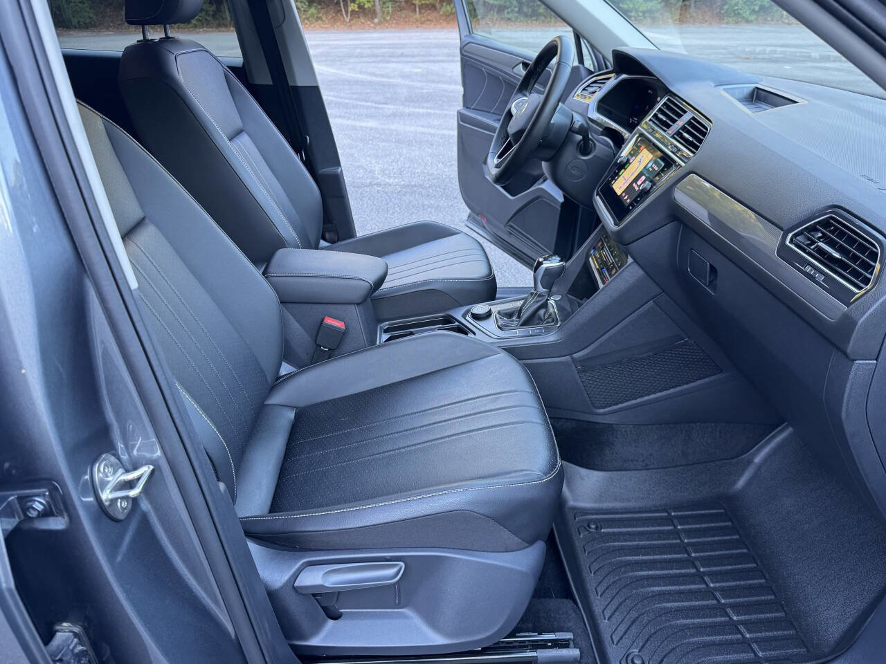Used 2024 Volkswagen Tiguan SE image 14