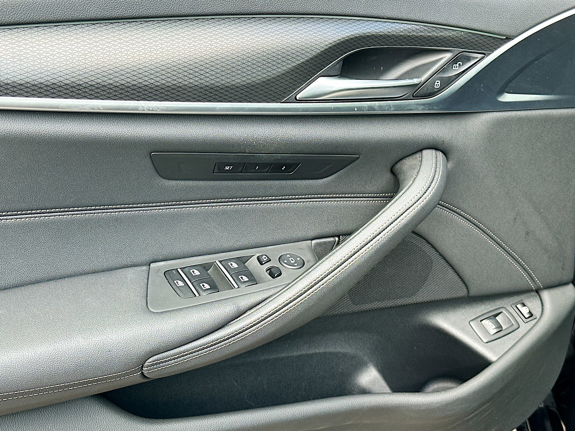 Used 2023 BMW 530e w/ M Sport Package image 18