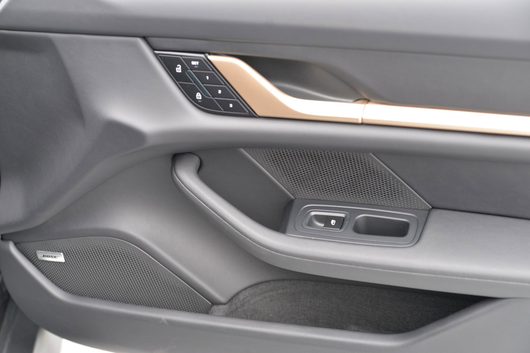 Certified 2025 Porsche Taycan 4S image 18