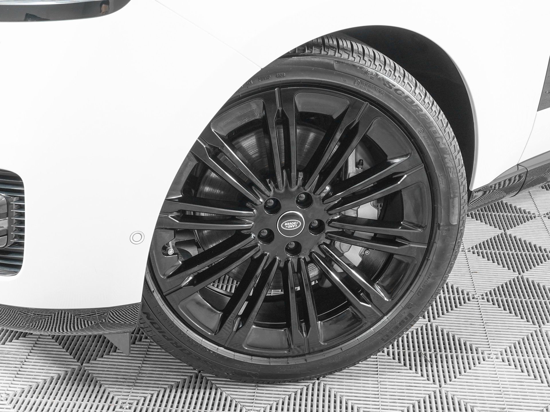 Used 2025 Land Rover Range Rover SE image 32