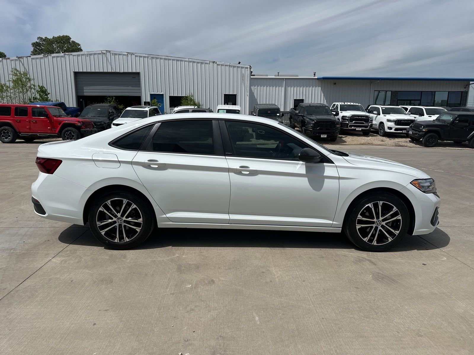 Used 2023 Volkswagen Jetta Sport image 7