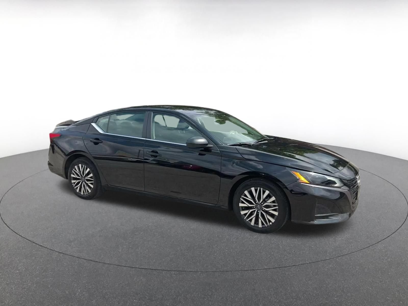 Used 2026 Nissan Altima 2.5 SV FWD image 2