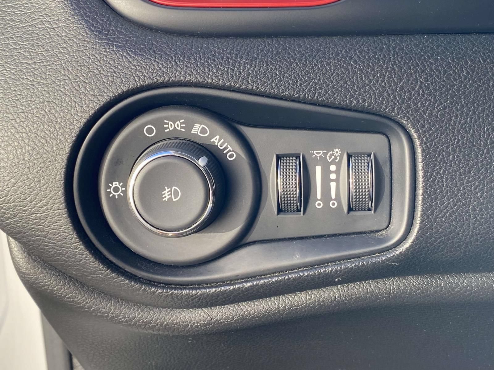 Used 2023 Jeep Renegade Trailhawk AWD/4WD image 28