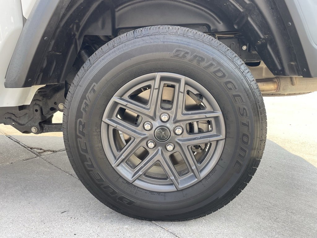 Used 2025 Jeep Gladiator Sport image 17