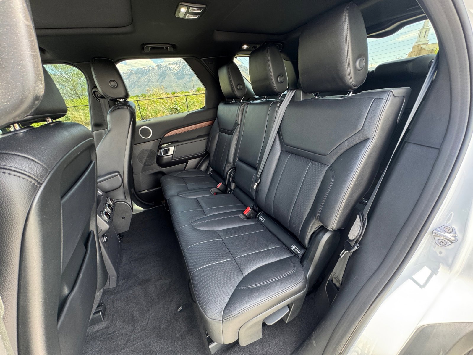 Used 2020 Land Rover Discovery HSE image 17