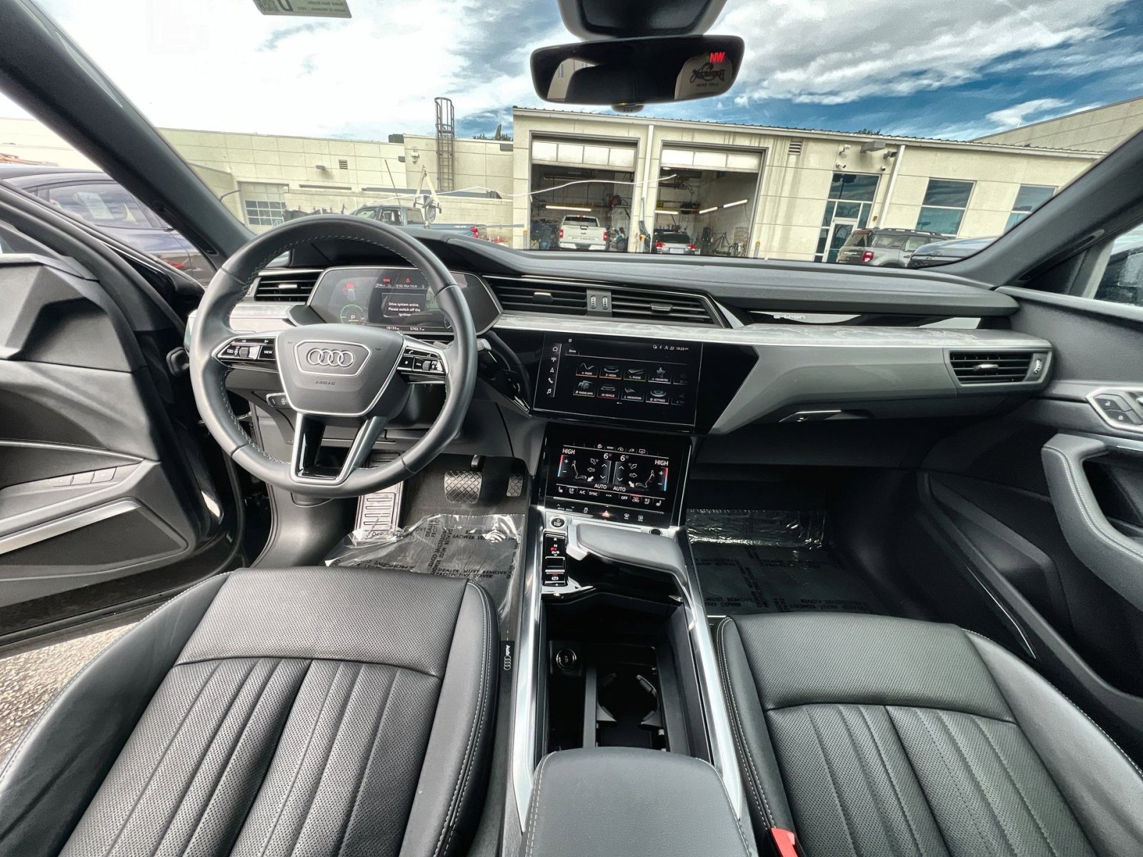 Used 2024 Audi Q8 e-tron Premium Plus image 22