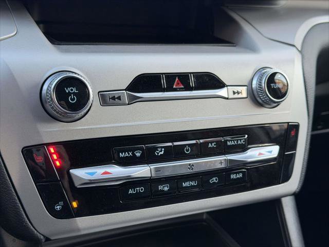 Used 2023 Ford Explorer XLT w/ Equipment Group 202A image 30