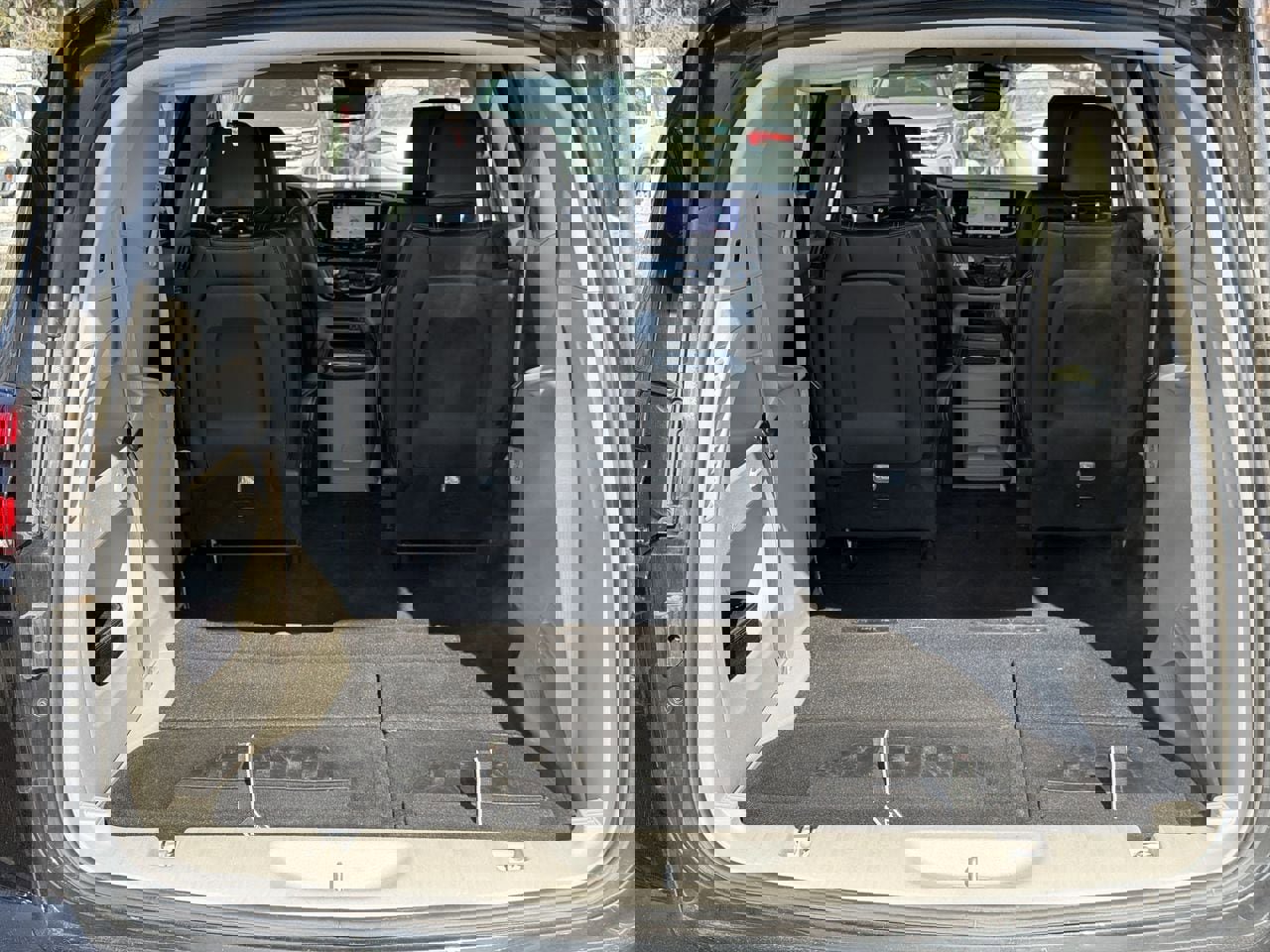 Used 2024 Chrysler Pacifica Touring-L image 22