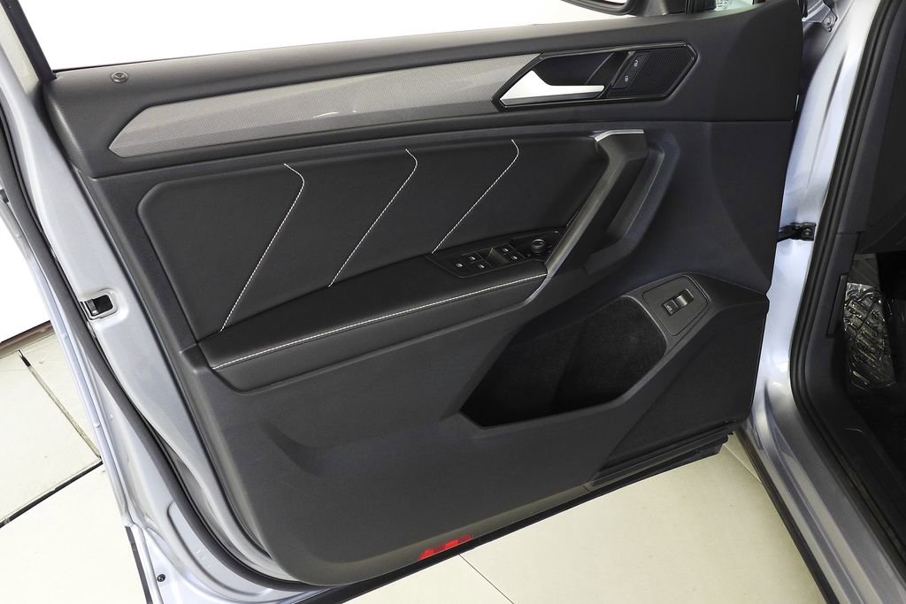 Used 2024 Volkswagen Tiguan SE w/ Panoramic Sunroof Package image 11