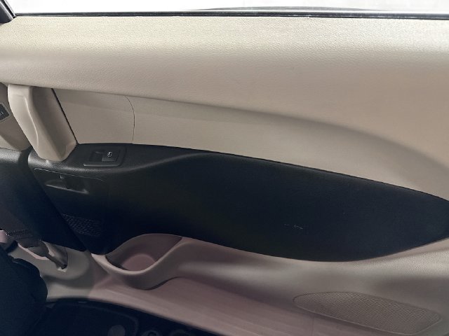 Used 2022 Chrysler Voyager LX FWD image 25