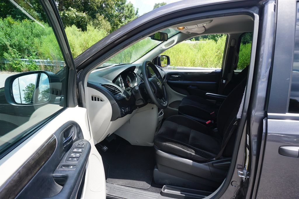 Used 2019 Dodge Grand Caravan SE FWD image 2