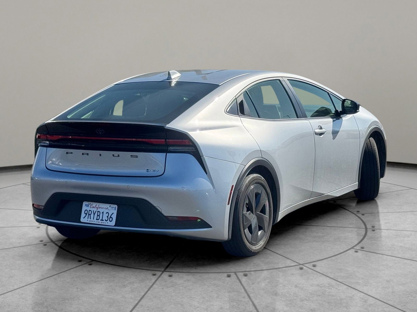 Used 2025 Toyota Prius LE image 5