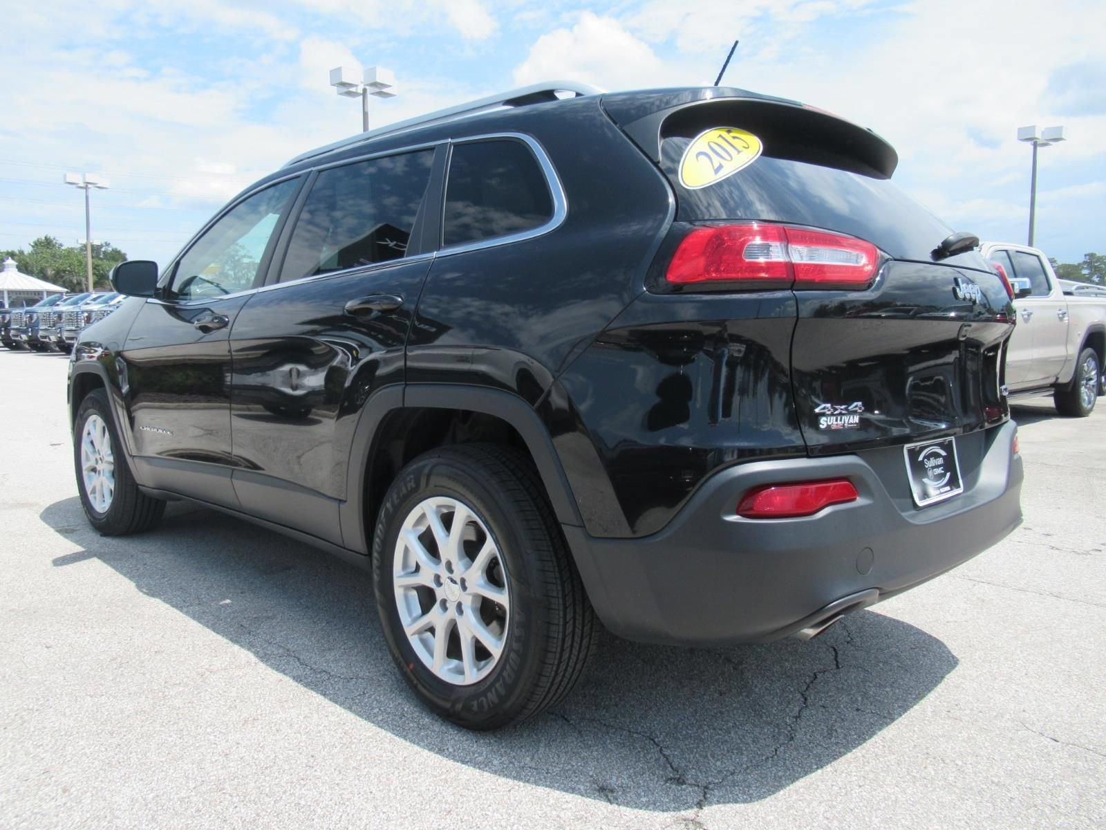 Used 2015 Jeep Cherokee Latitude w/ Cold Weather Group AWD/4WD image 5