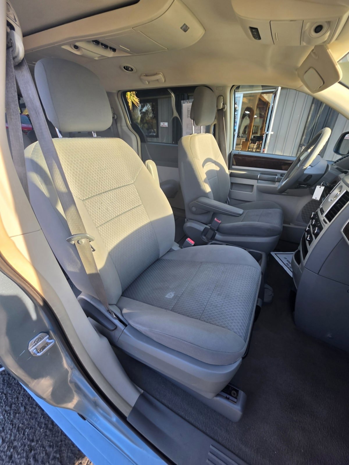 Used 2010 Chrysler Town & Country Touring FWD image 14