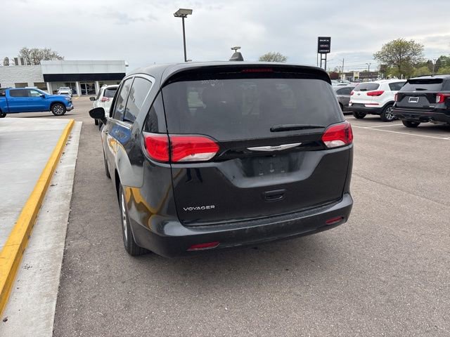 Used 2022 Chrysler Voyager LX FWD image 9