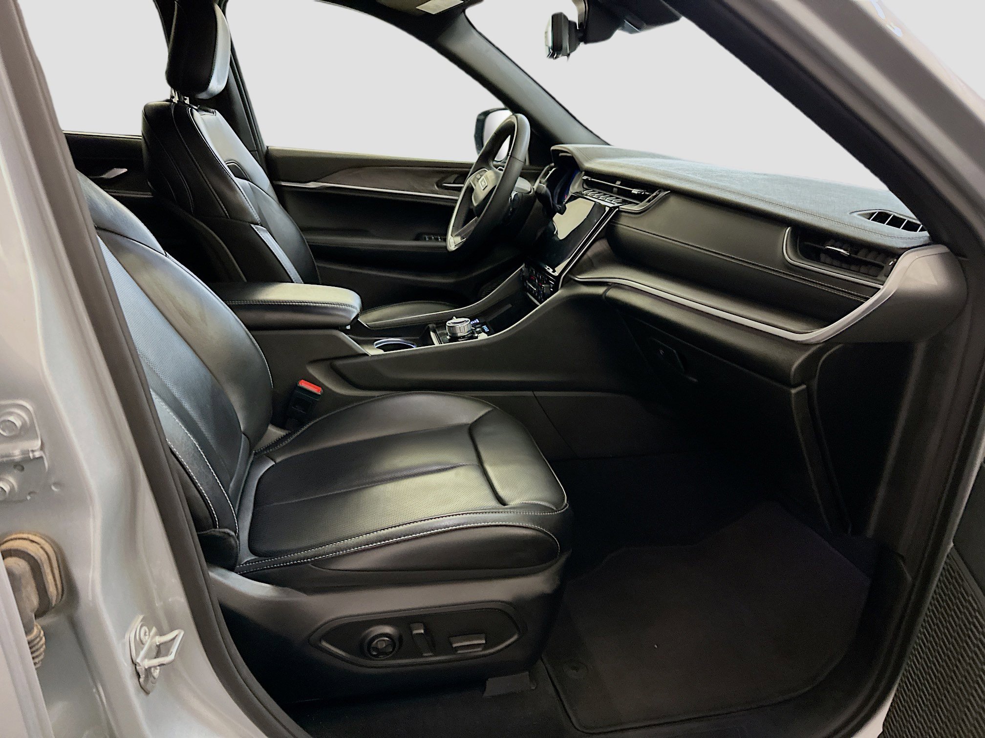 Used 2024 Jeep Grand Cherokee L Limited w/ Luxury Tech Group II image 35