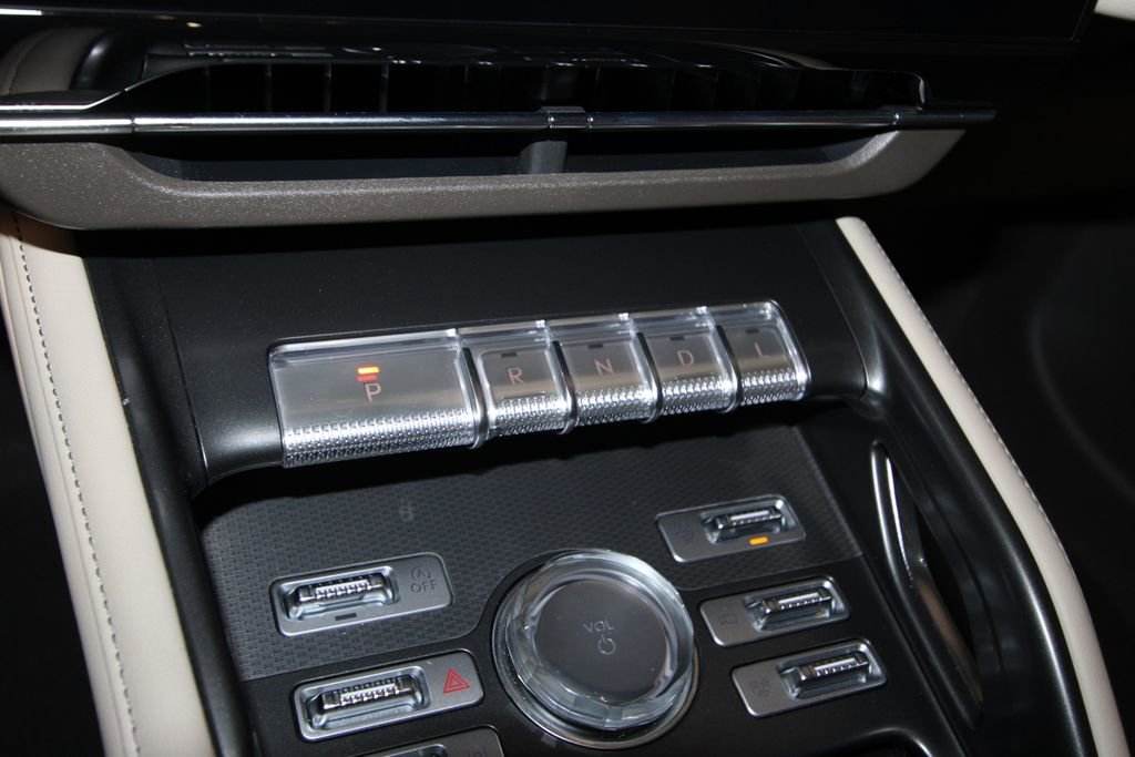 Used 2025 Lincoln Nautilus Premier image 21