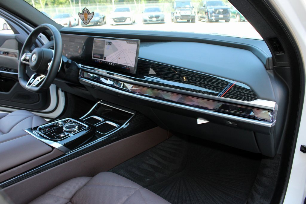 Used 2025 BMW 740i image 11