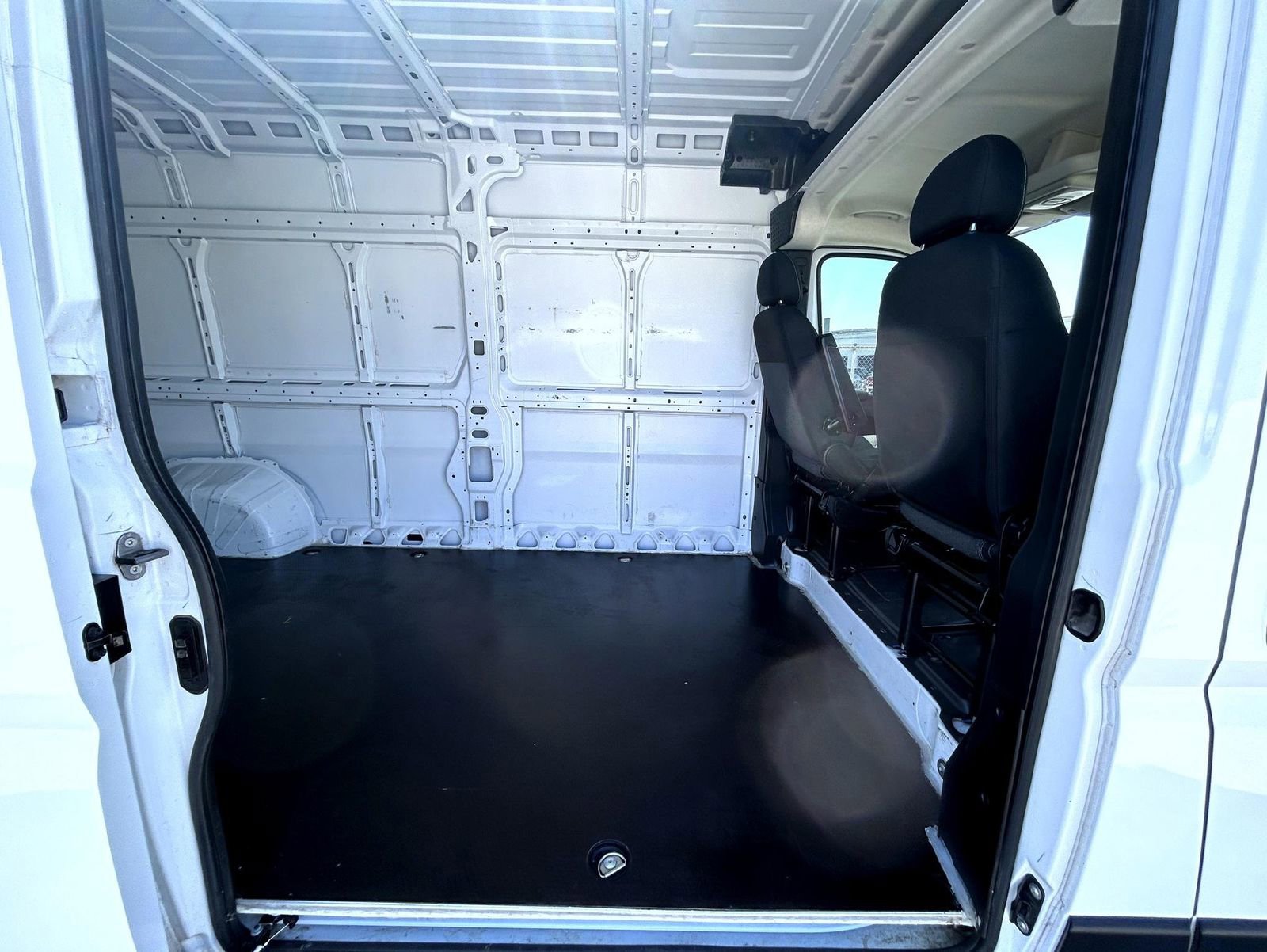 Used 2024 RAM ProMaster 2500 w/ Storage Group FWD image 17