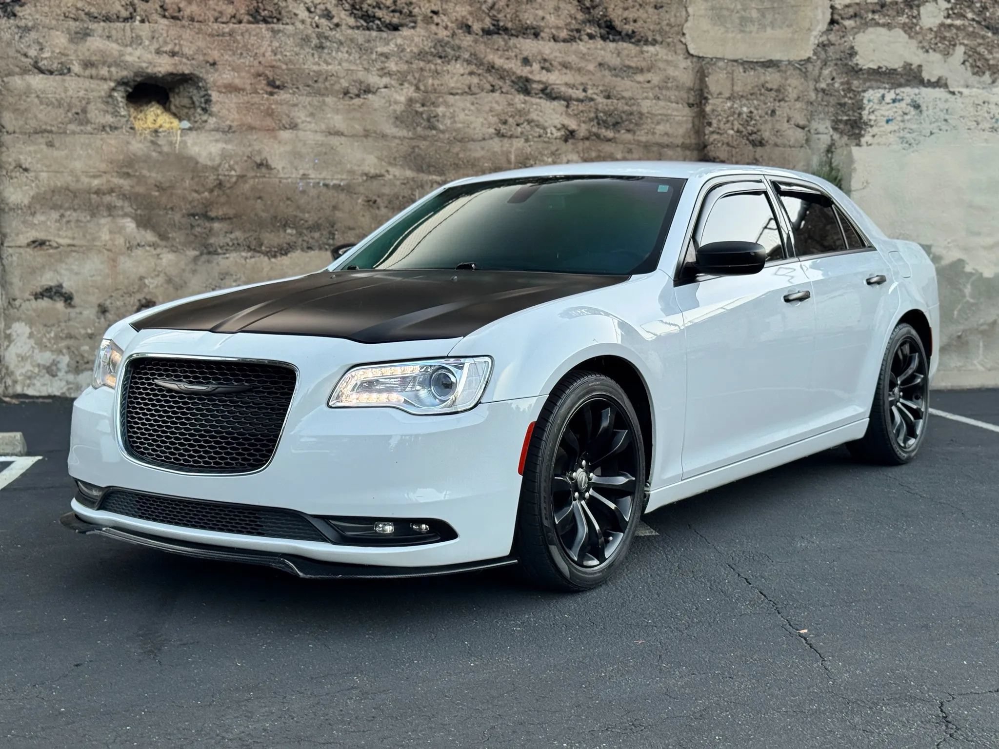 Used 2018 Chrysler 300 Limited RWD image 8