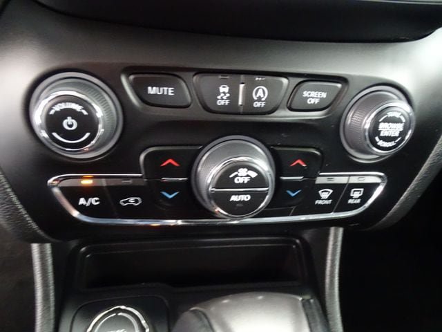 Certified 2023 Jeep Cherokee Altitude Lux w/ Lux Elite Package AWD/4WD image 13