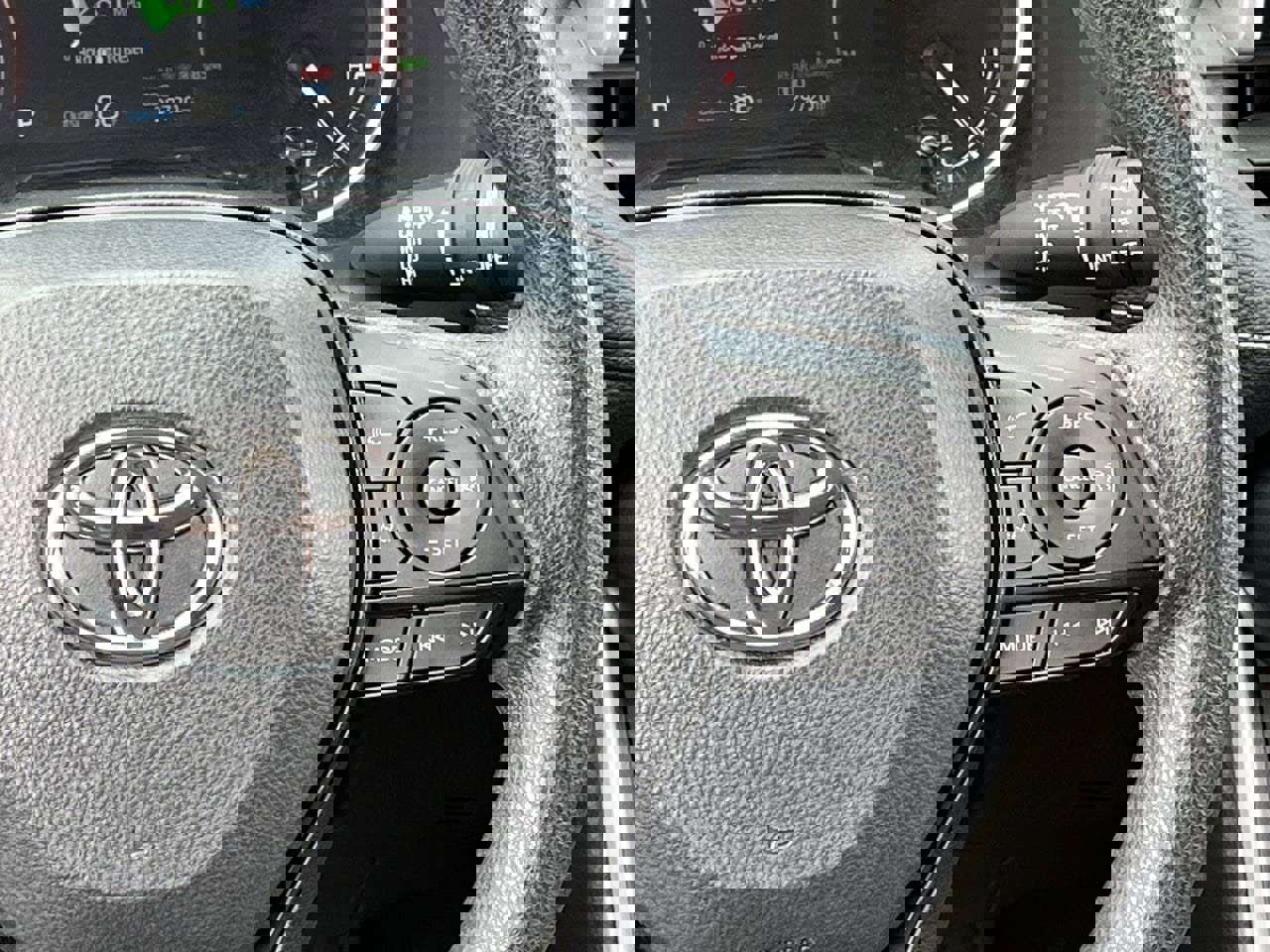 Used 2025 Toyota RAV4 XLE AWD/4WD image 14