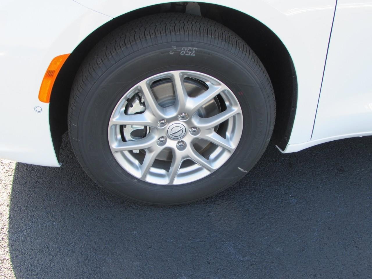 New 2026 Chrysler Pacifica Select image 10