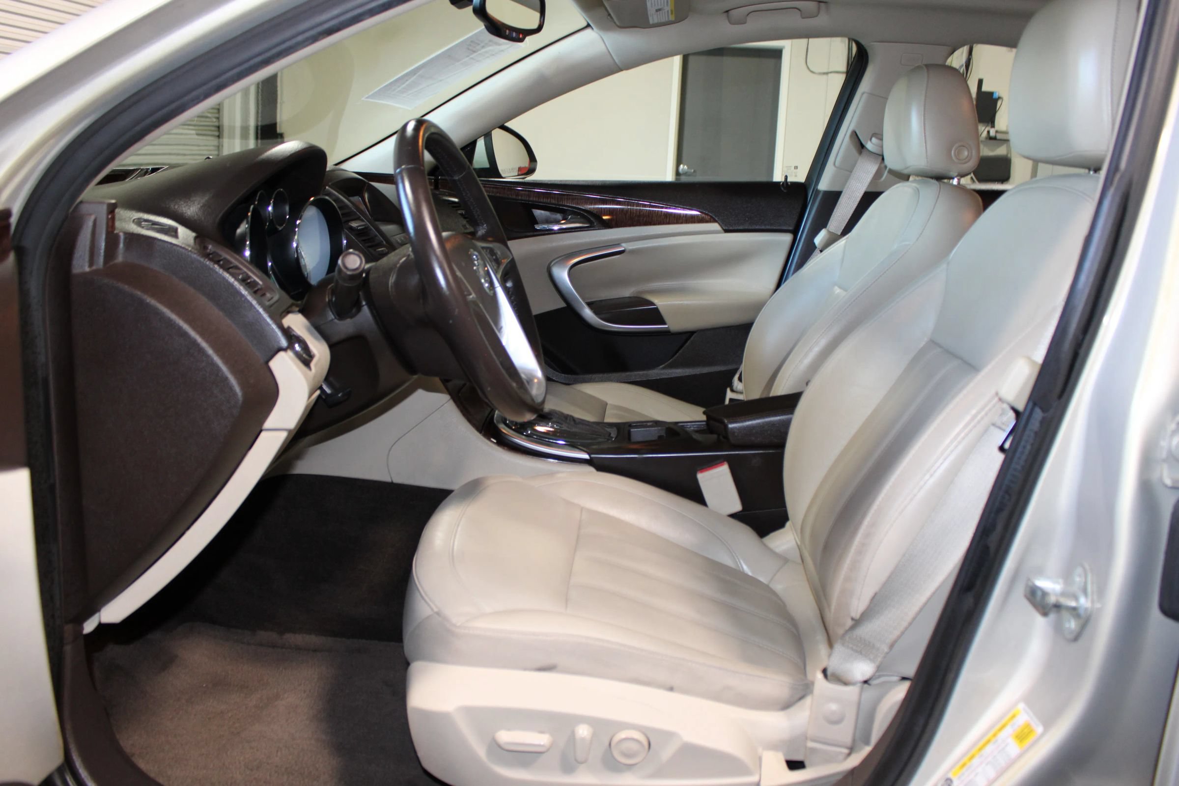 Used 2012 Buick Regal Leather FWD image 9