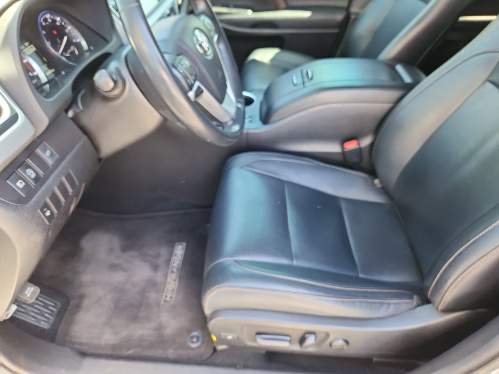 Used 2017 Toyota Highlander XLE w/ Carpet Mat Package image 10