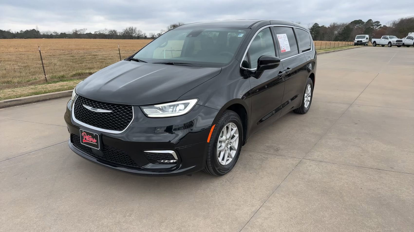 Used 2025 Chrysler Pacifica Select image 5