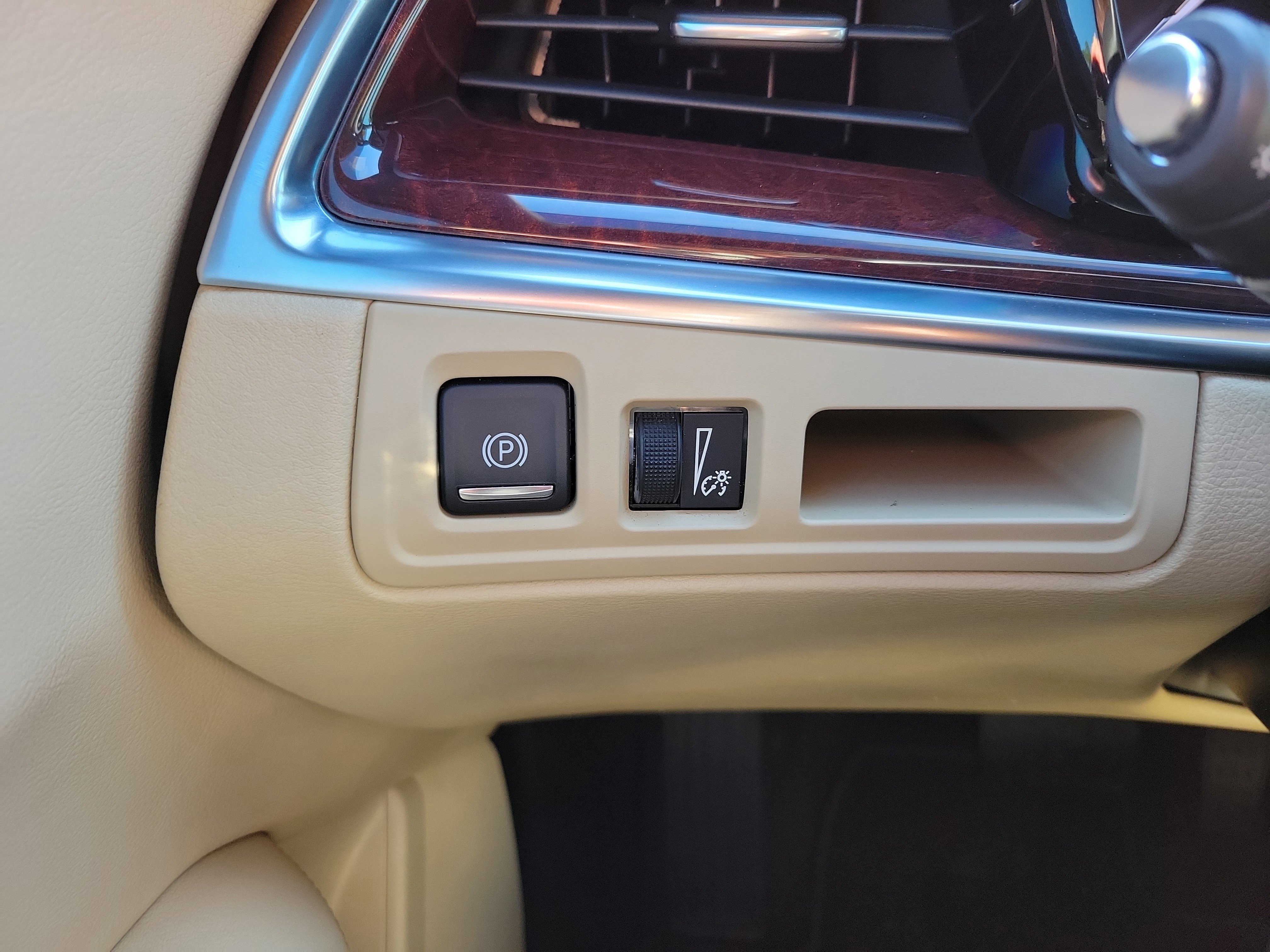 Used 2018 Cadillac XT5 Luxury w/ Driver Awareness Package FWD image 27